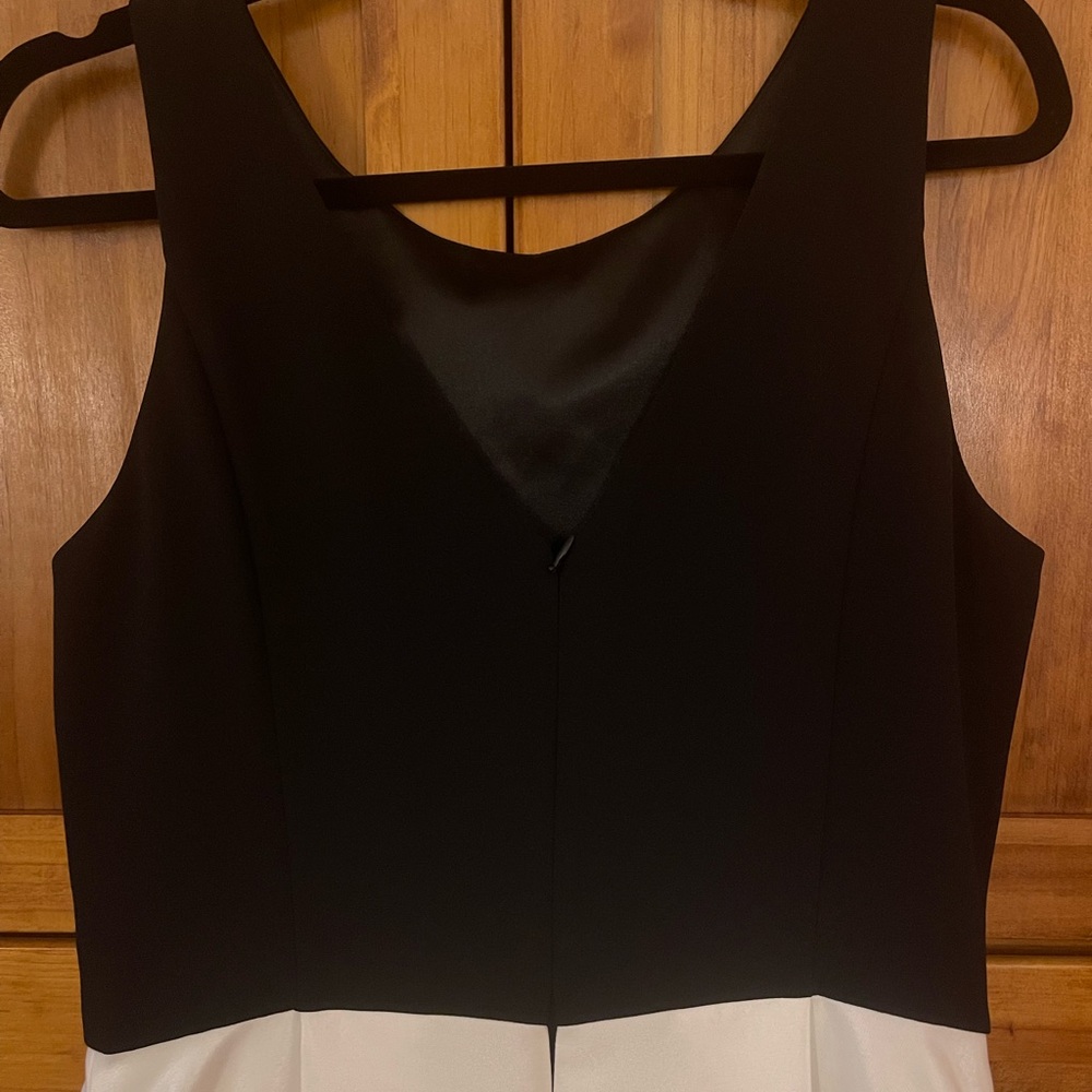 A WhiteHouseBlackMarket fully lined black and white polyester semi-formal dress!